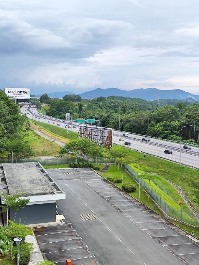 Putra 1 Pool Homestay Bandar Seri Putra Kampong Sungai Buah Exteriör bild