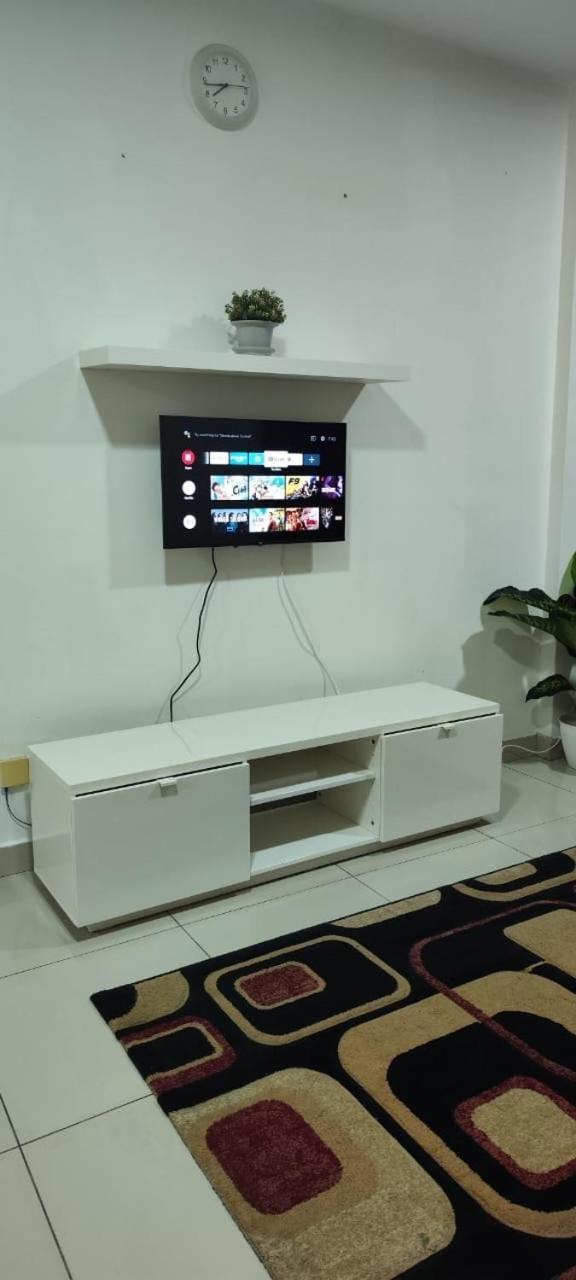 Putra 1 Pool Homestay Bandar Seri Putra Kampong Sungai Buah Exteriör bild