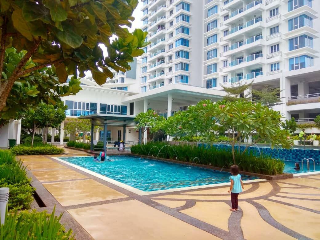 Putra 1 Pool Homestay Bandar Seri Putra Kampong Sungai Buah Exteriör bild
